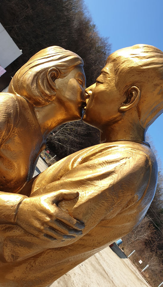 太陽の末裔ロケ地　ソンソンカップル銅像