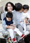 女優イ・ヨンエ、双子の子供と一緒のママの笑顔写真公開！
