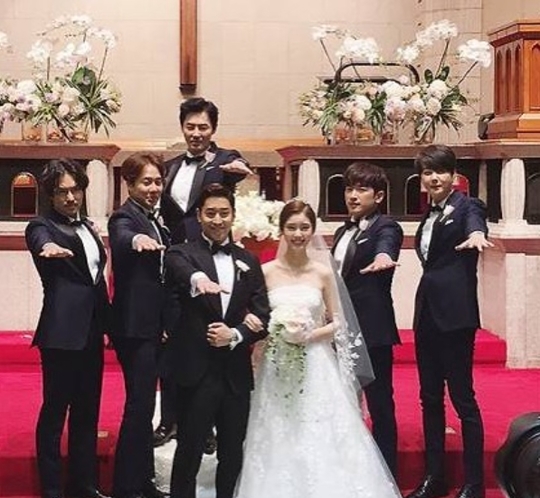 神話エリック ナ ヘミの結婚式の様子が公開に 神話 Shinhwa メンバーと一緒にポーズ K Plaza