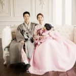 チョ・ユニ、夫イ・ドンゴン＆愛娘ロアちゃんとの幸せそうな韓服の家族写真を公開！