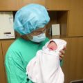 チェ・フィリップ「パパになりました」、生まれたての我が子を抱いた写真公開