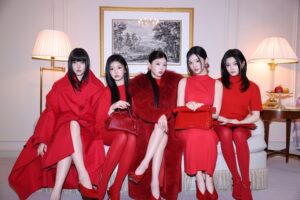 ILLIT、パリ・ファッションウィークを席巻！“トレンドアイコン”としての地位を立証 JACQUEMUSのショーにK-POPグループ全員で初
